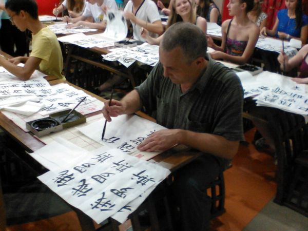 <b>Занятие каллиграфией<b>.<br />
Снимок сделан в Китае, г. Шеньян в 2015 г. 